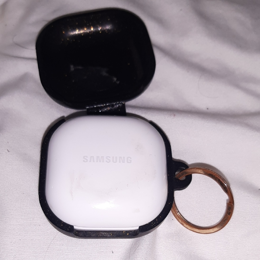 Samsung White Earbuds Case with Black Cover and Gold Keyring